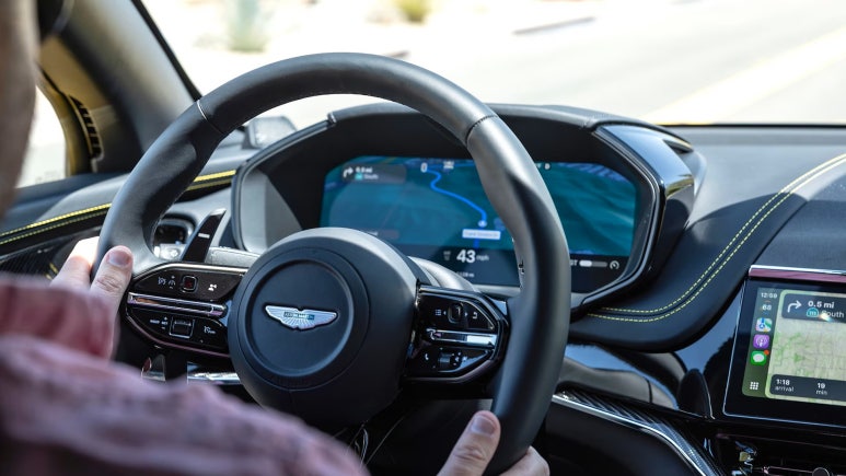 애스턴마틴 카플레이 욽트라 애플 출시 최초 혁신 다국어 지원 os 테스트 DBX 707