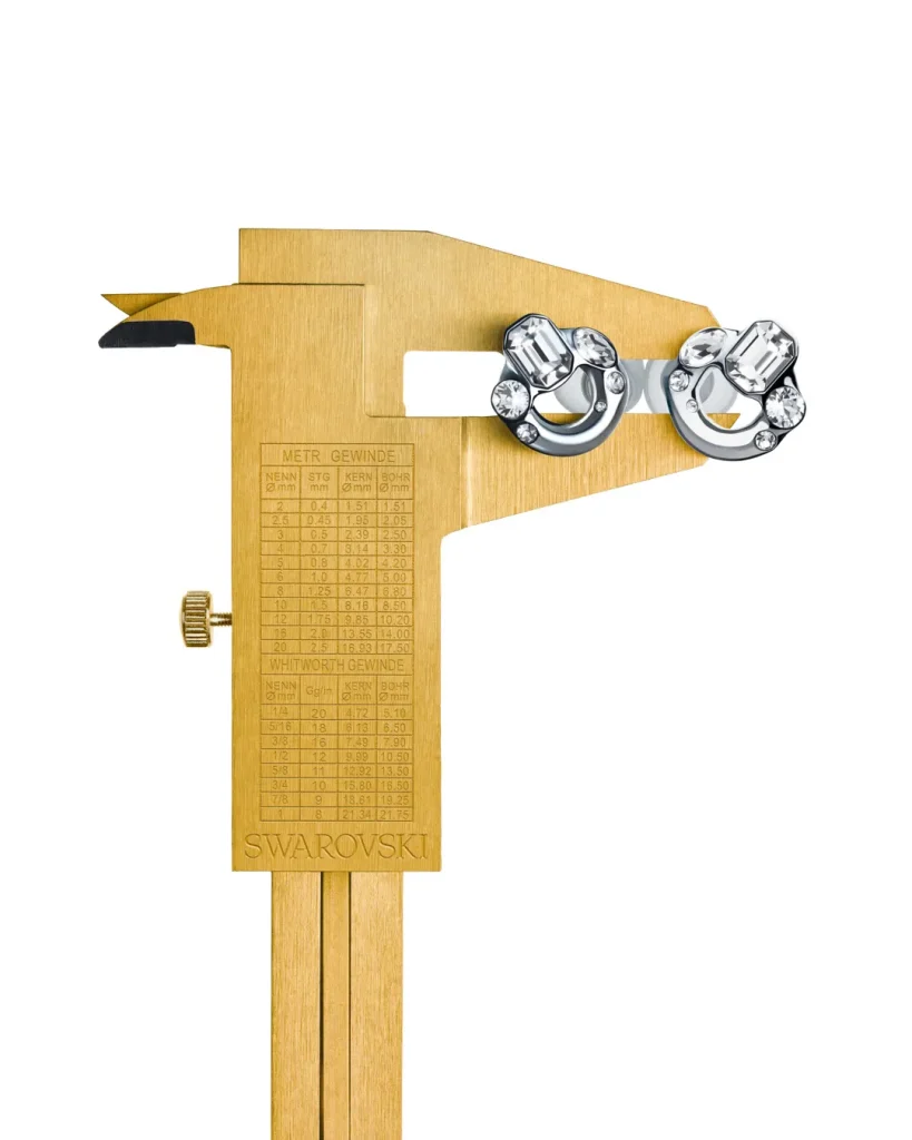 빛의 마스터, 130년의 유산: 스와로브스키, 7개 브랜드와 함께한 기념 컬렉션 공개 1 스와로브스키 130주년 한정판 기념 협업 브랜드 유산 오클리 오프화이트 베이프 오브제