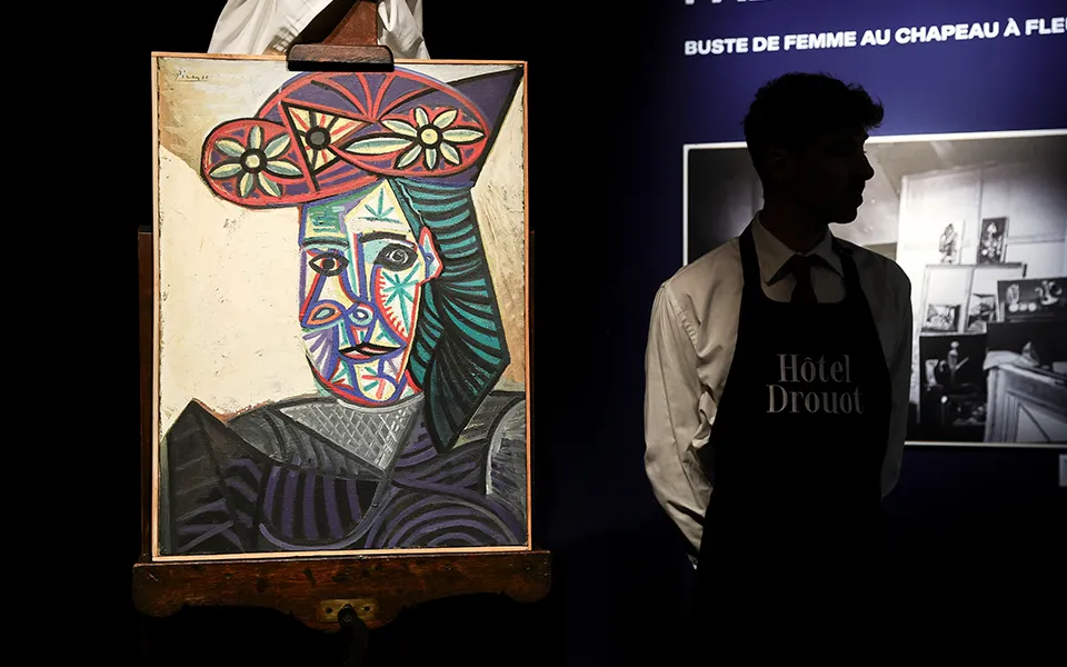 picasso's Woman with a Flower Hat appears after 81 years...fetches KRW 53.6 billion at auction 1 피카소 그림 명화 경매 81년 낙찰 536억원 꽃모자를쓴여인