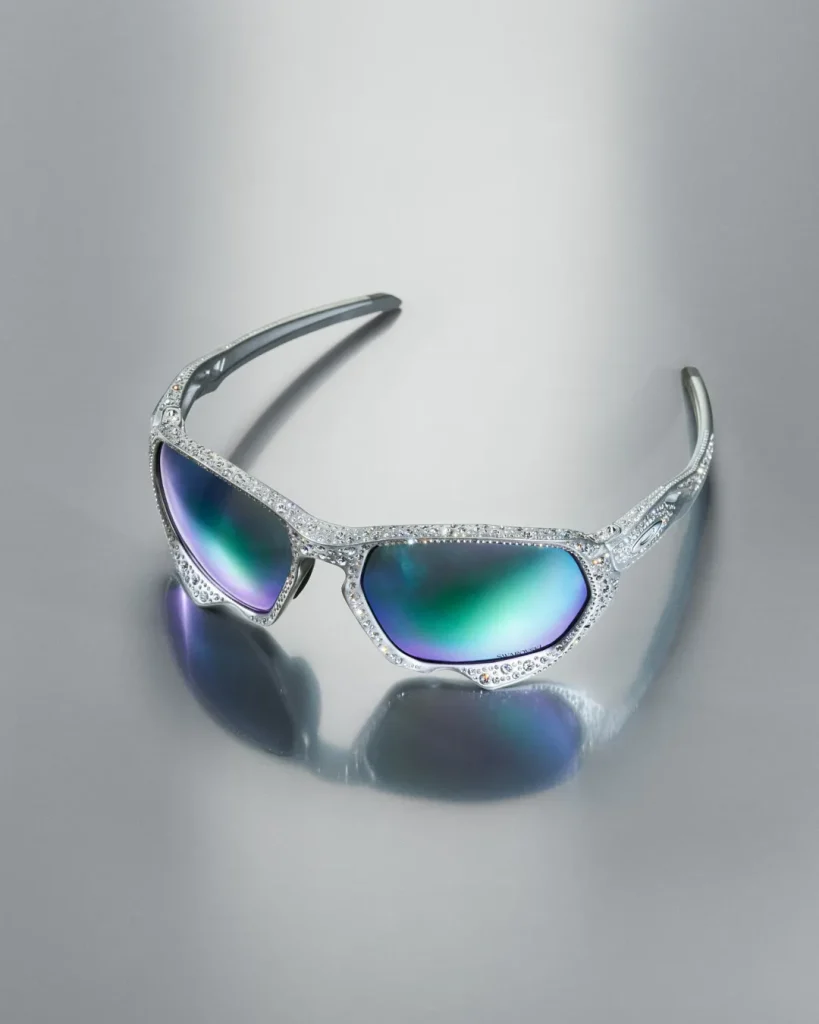 빛의 마스터, 130년의 유산: 스와로브스키, 7개 브랜드와 함께한 기념 컬렉션 공개 2 스와로브스키 130주년 한정판 기념 협업 브랜드 유산 오클리 오프화이트 베이프 오브제