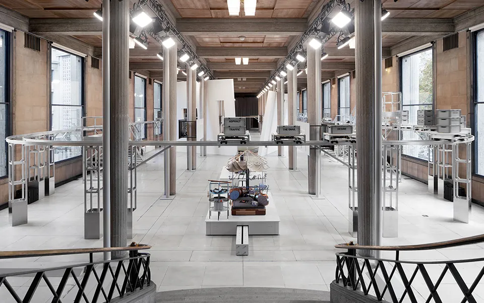 미우미우 명품 럭셔리 전시 파리 최로 개최 렐렌마린 퍼포먼스