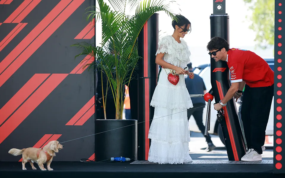 F1 star Charles Leclerc gets engaged to his sweetheart Alexandra... "Mr². & Mrs. Leclerc" 2 f1 드라이버 페라리 스타 샤를르클레르 약혼 발표 연인 반려견