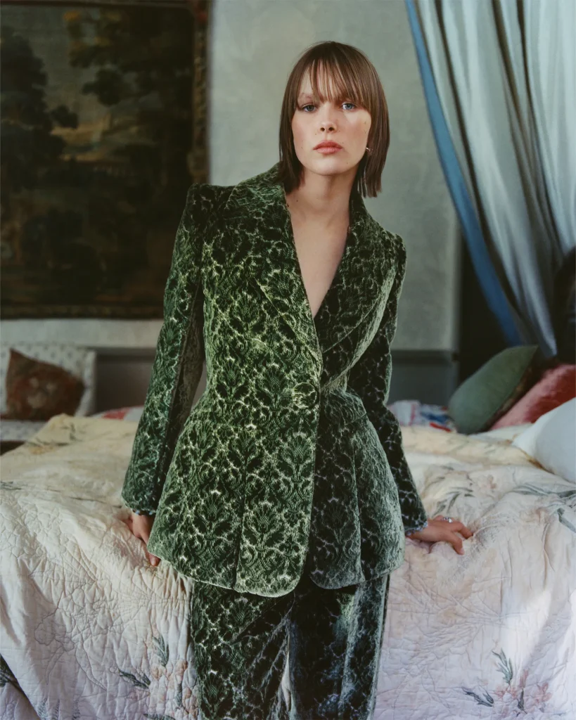 버버리 2025 겨울 캠페인 'A Grand Escape': 영국의 낭만을 입다 2 버버리 fw 겨울 아웃터 낭만 영국 패션 명품 럭셔리 헤리티지 브라이들백