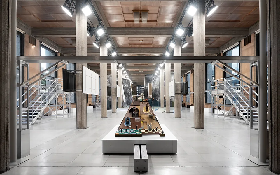 미우미우 명품 럭셔리 전시 파리 최로 개최 렐렌마린 퍼포먼스