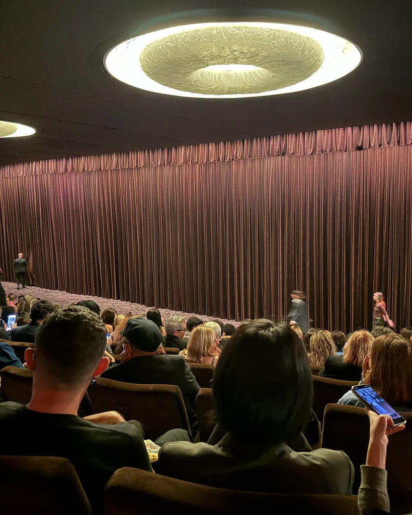 에디터의 밀라노 다이어리: 런웨이 밖에서 마주한 패션위크의 진짜 순간들 3 밀라노 패션 패션위크 런웨이 보테가베네타 디자인 다이어리