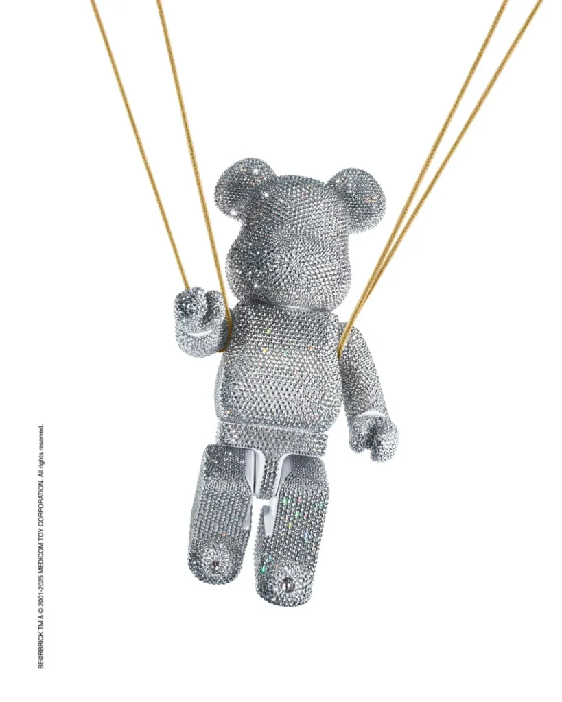 빛의 마스터, 130년의 유산: 스와로브스키, 7개 브랜드와 함께한 기념 컬렉션 공개 4 스와로브스키 130주년 한정판 기념 협업 브랜드 유산 오클리 오프화이트 베이프 오브제