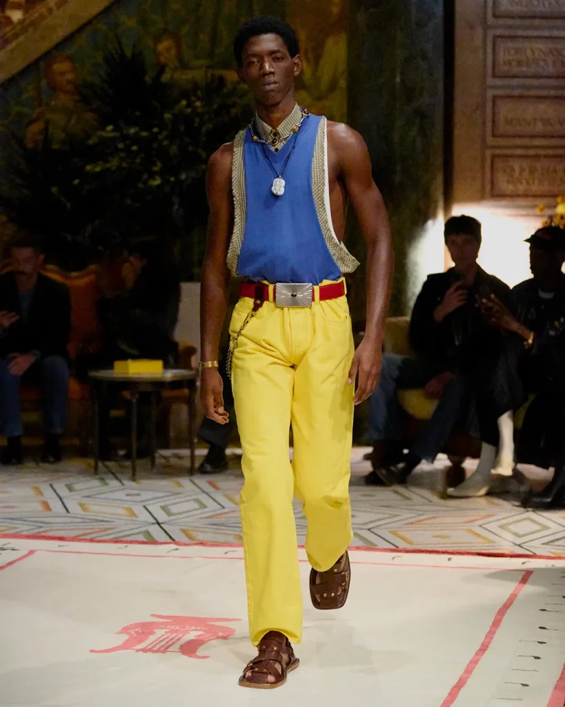 베르사체 컬렋션 데뷔 디자이너 다리오비탈레 명품