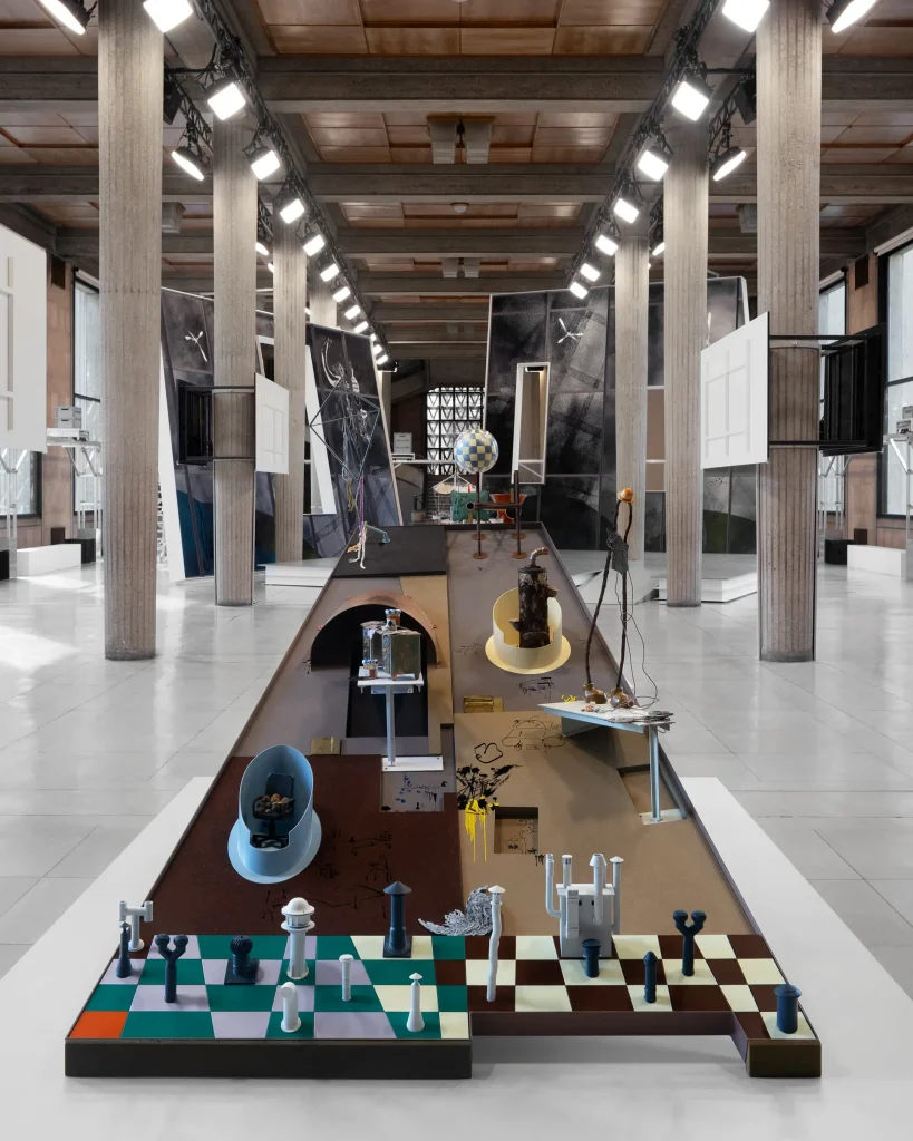 미우미우 명품 럭셔리 전시 파리 최로 개최 렐렌마린 퍼포먼스