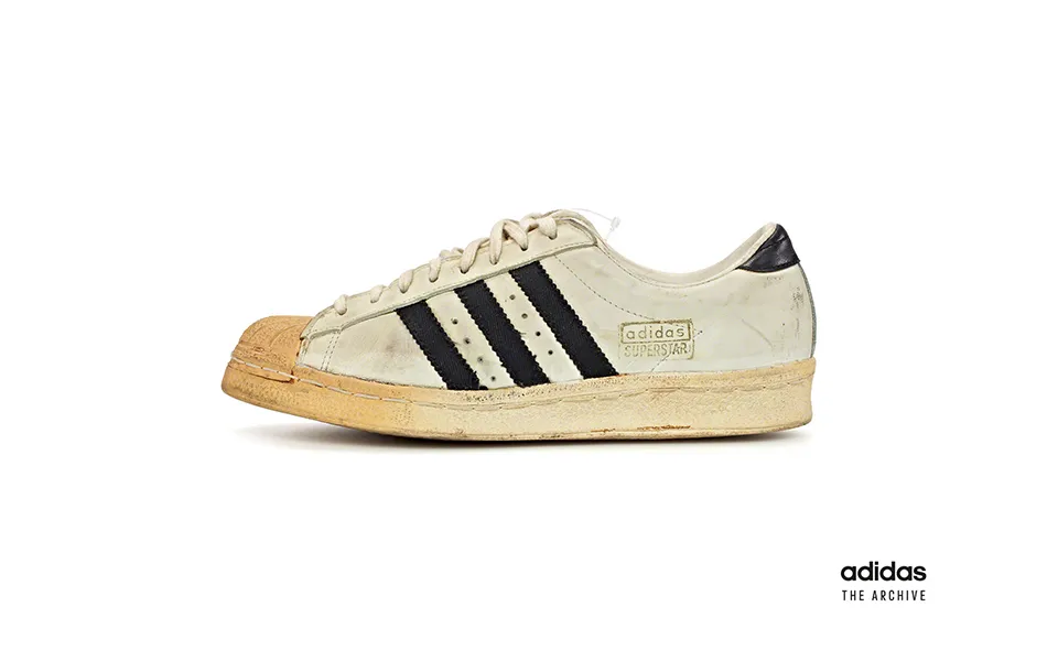 시대를 관통하는 아이콘: 아디다스 오리지널스, '슈퍼스타'의 새로운 이야기 6 아디다스 슈퍼스타 아이콘 디자인 패션 독일 역사 스타일 월드스타 제니 사무엘잭슨 가브리엘 타조토치다운 앤서니에드워즈