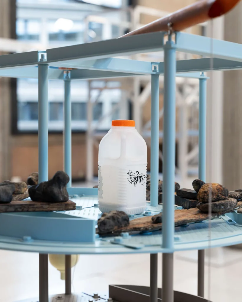 미우미우 명품 럭셔리 전시 파리 최로 개최 렐렌마린 퍼포먼스