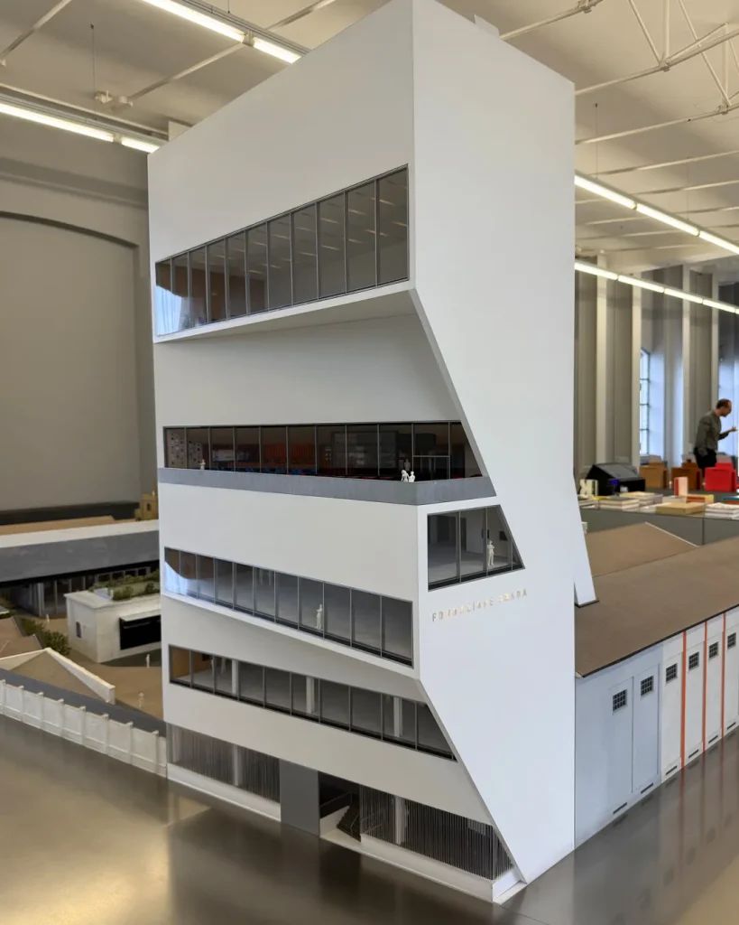 에디터의 밀라노 다이어리: 런웨이 밖에서 마주한 패션위크의 진짜 순간들 4 밀라노 패션 패션위크 런웨이 보테가베네타 디자인 다이어리