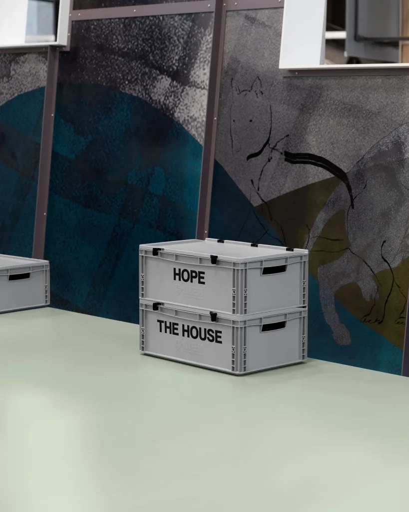 미우미우 명품 럭셔리 전시 파리 최로 개최 렐렌마린 퍼포먼스