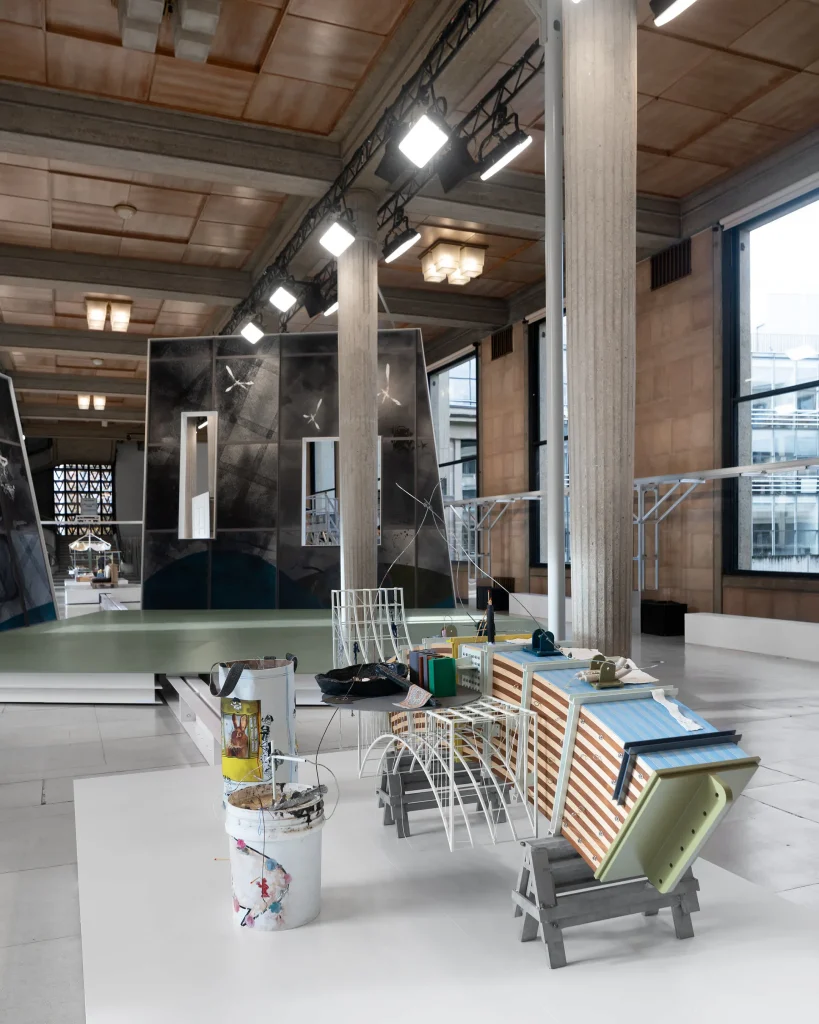 미우미우 명품 럭셔리 전시 파리 최로 개최 렐렌마린 퍼포먼스