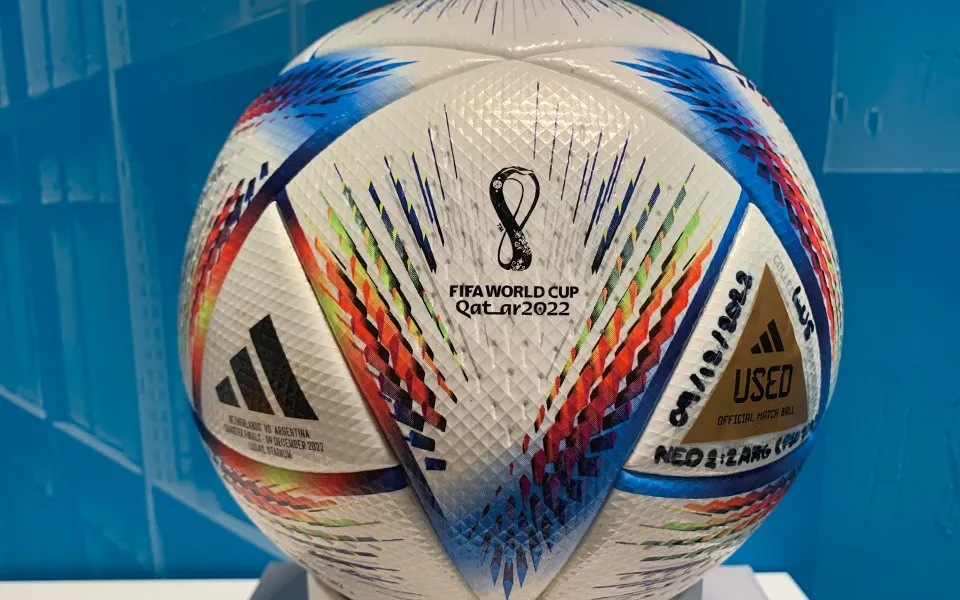 펠레의 시대에서 메시의 대관식까지: 아디다스 월드컵 공인구 50년의 역사 25 축구 축구공 공인구 아디다스 월드컵 펠레 상징 디자인 혁신 기술