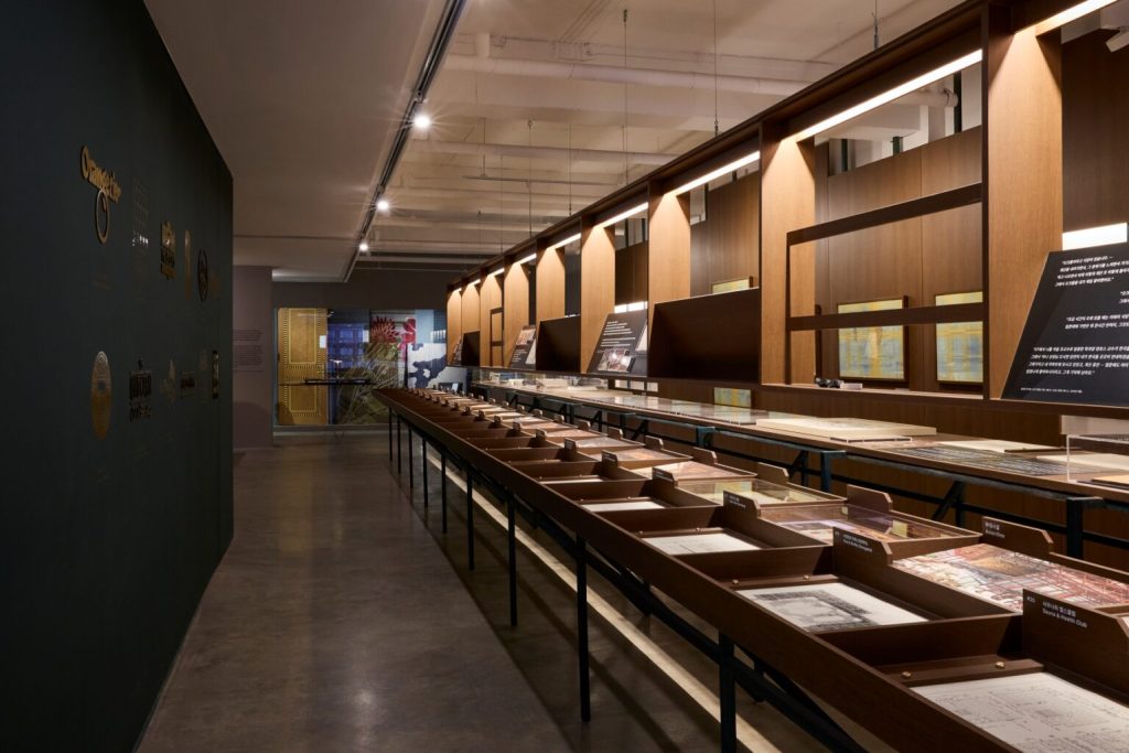 2025 올해의 팝업과 전시: '뾰족한 팬덤'이 만든 오프라인 공간들 5 전시 팝업 2025 올해 베스트 챈덤 오프라인 공간 감성 컬쳐