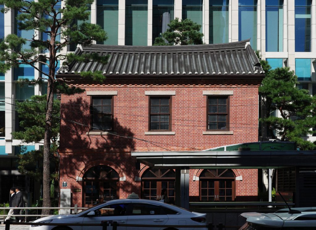 남산 근현대 건축 탐방: 힐튼 서울 전시와 함께 걷는 시간 여행 8 남산 장소 핫플 건축 근현대 탐방 힐튼 서울 자서전