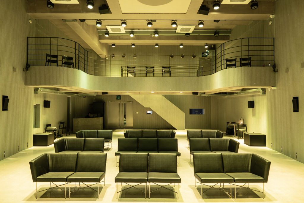 성수 청음공간 ‘성수율 뮤직’이 특별한 이유: 돌비 애트모스와 ‘걸어 다니며 듣는’ K-POP 경험 2 돌비 애트모스 사운드부터 움직이며 듣는 경험까지 성수 율뮤직