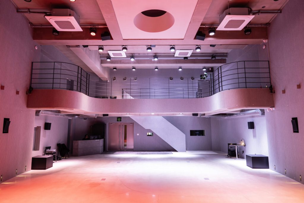 성수 청음공간 ‘성수율 뮤직’이 특별한 이유: 돌비 애트모스와 ‘걸어 다니며 듣는’ K-POP 경험 4 돌비 애트모스 사운드부터 움직이며 듣는 경험까지 성수 율뮤직