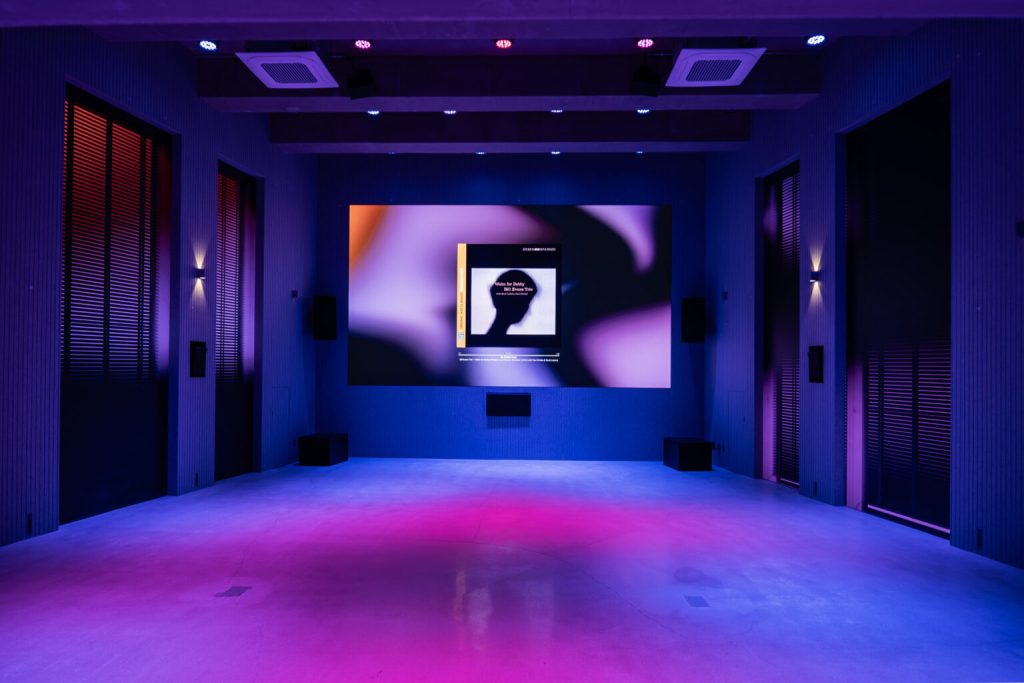 성수 청음공간 ‘성수율 뮤직’이 특별한 이유: 돌비 애트모스와 ‘걸어 다니며 듣는’ K-POP 경험 3 돌비 애트모스 사운드부터 움직이며 듣는 경험까지 성수 율뮤직